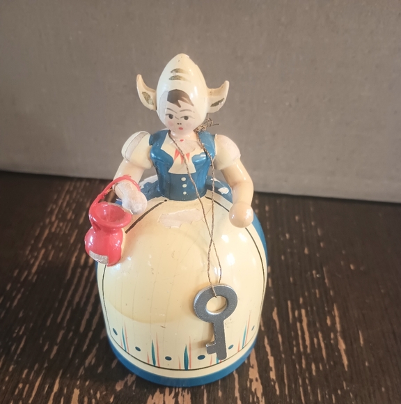 Vintage bank with key - Picture 1 of 3